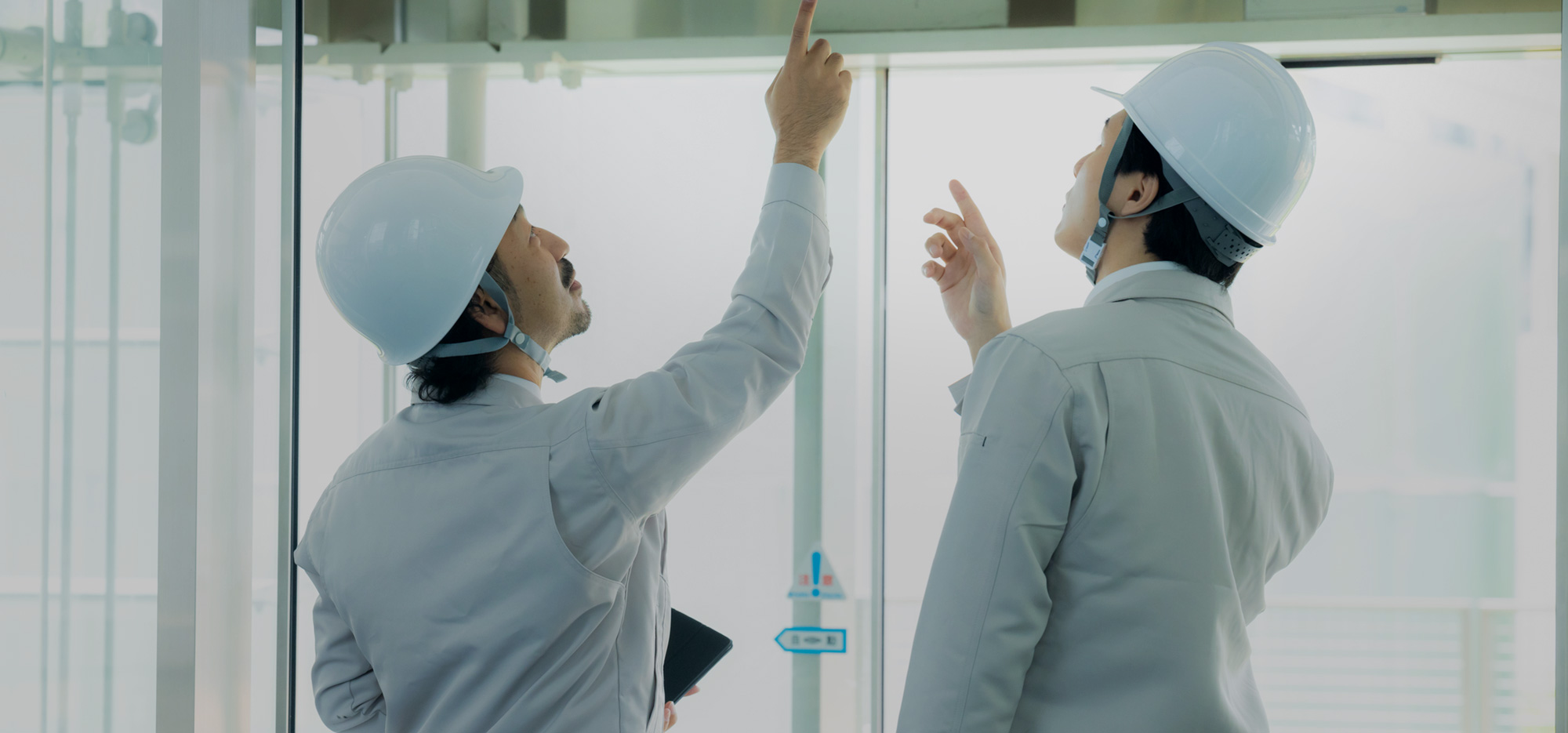 人が集う空間に、確かな品質を。 エントランスや自動ドアなど、建物の顔となる部分の施工を行っています。
